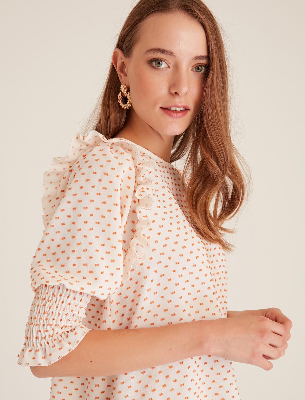 Bayan Ekru Yarım Volan Kollu Puantiyeli Bluz