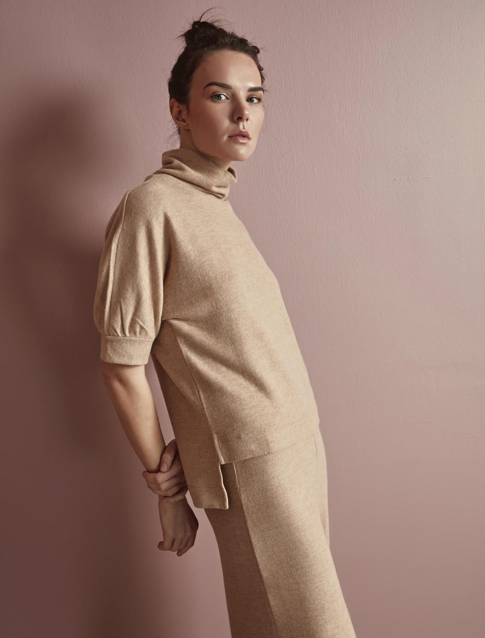 Bayan Koyu Bej Kısa Kollu Yüksek Yaka Soft Touch Bluz