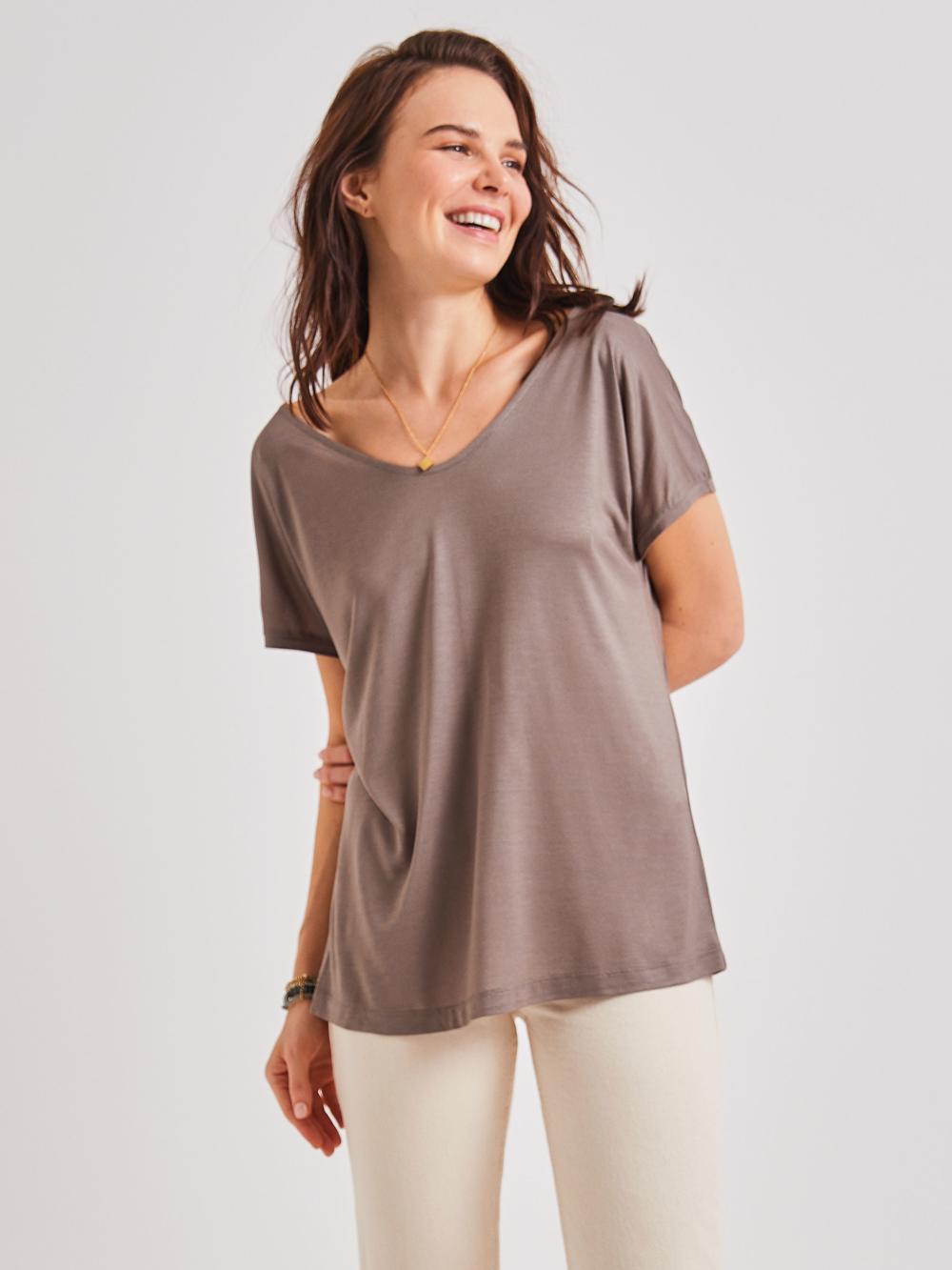 Bayan Vizon Sırt Detaylı Geniş Yaka Tişört