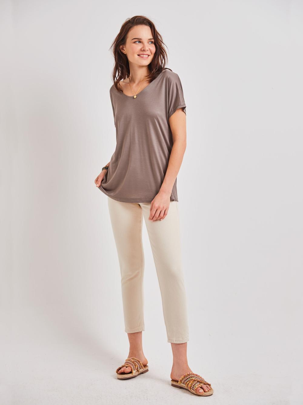 Bayan Vizon Sırt Detaylı Geniş Yaka Tişört