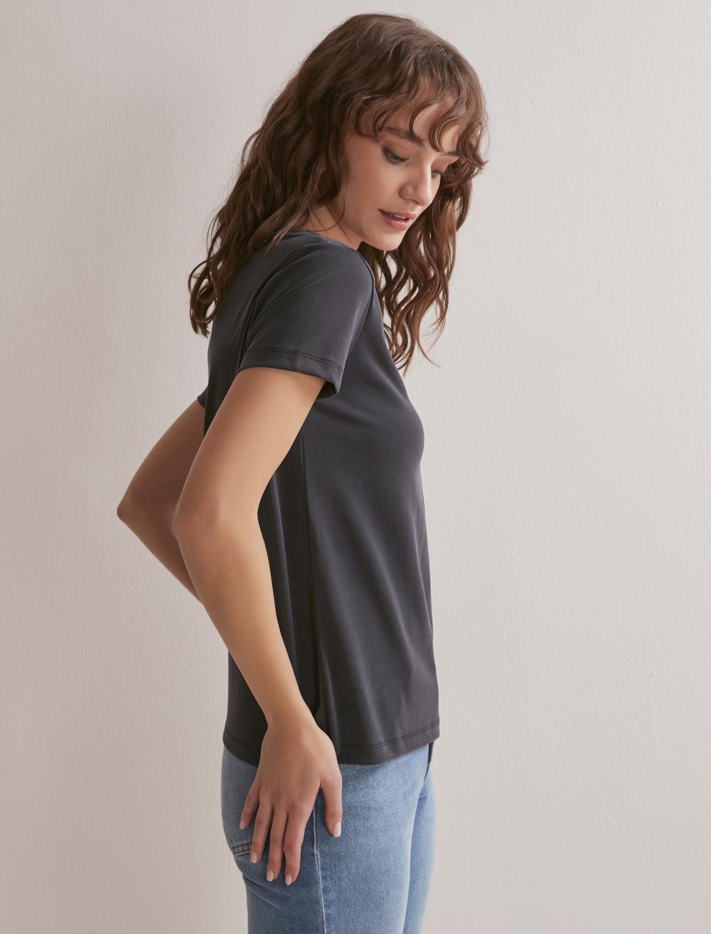 Women Black Straight-Cut V-Neck Short-Sleeve Basic Knit T-Shirt