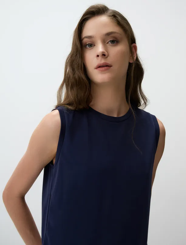 Round Neck Sleeveless Blouse