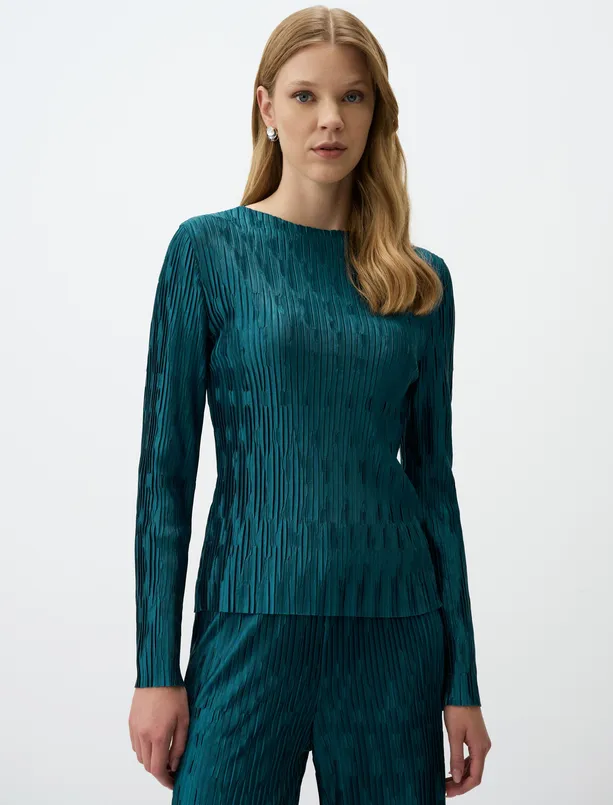 Women Green Narrow Fit Boat Neck Knitted Blouse with Janjani
