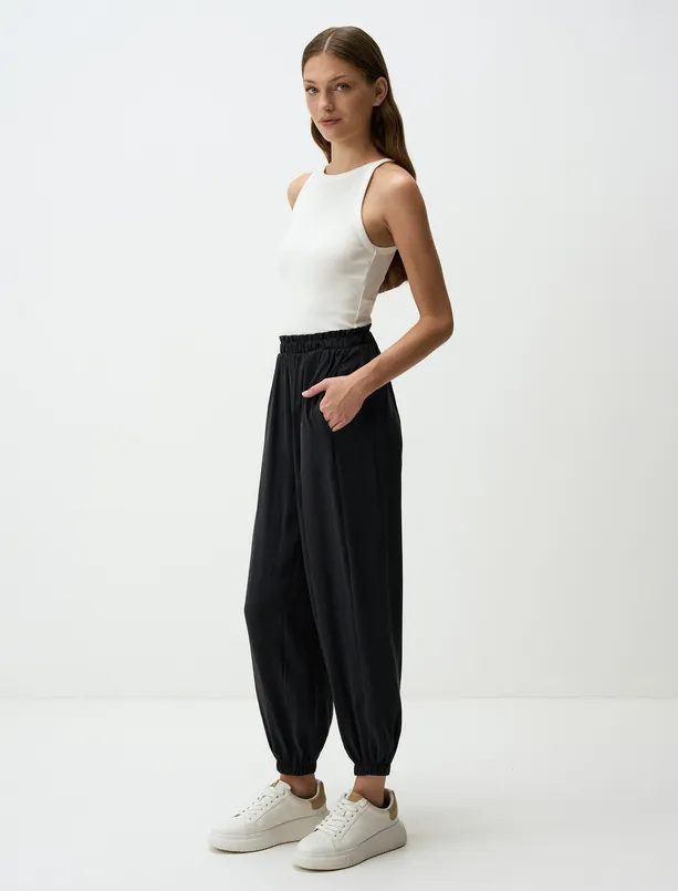 Women Black Elastic Waist Narrow Leg Pants with Pockets