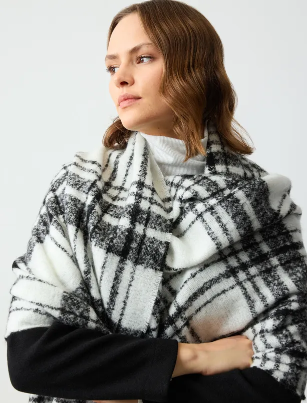 Women Black Plaid Patterned Shawl