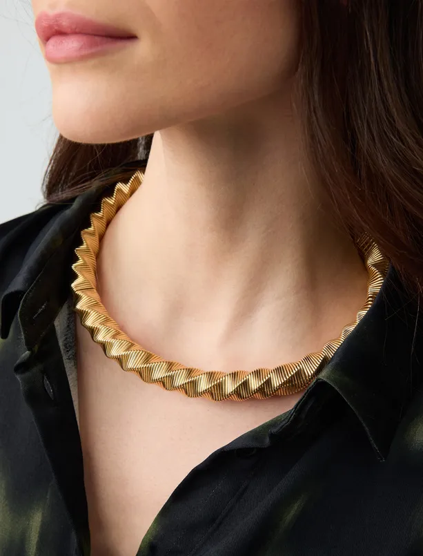 Women Yellow Shiny Necklace with Twisted Pattern