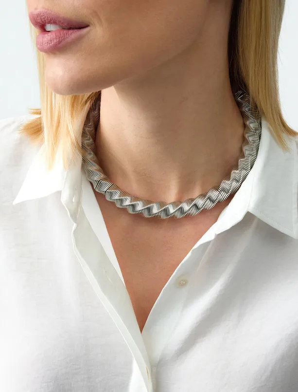 Women Grey Shiny Necklace with Twisted Pattern