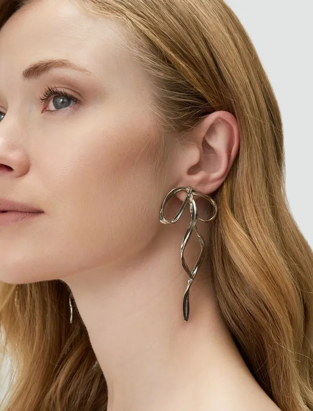 Women Grey Asymmetric Patterned Dangling Earrings
