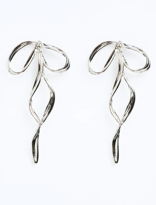 Women Grey Asymmetric Patterned Dangling Earrings
