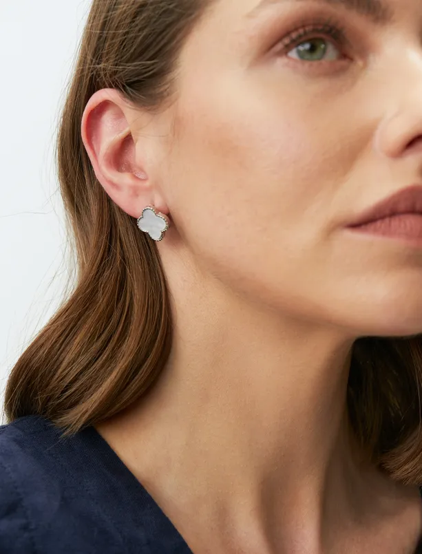 Women Grey Clover Figured Earrings