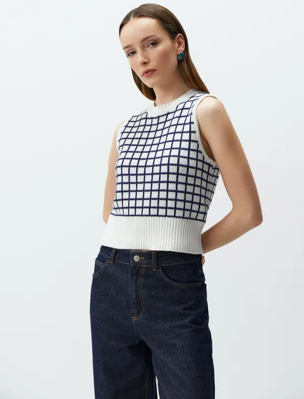 Women Ecru Crew Neck Sleeveless Plaid Patterned Sweater
