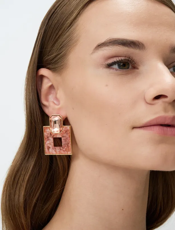 Bayan Pudra Pembe Kare Figürlü Taş Detaylı Modern Küpe