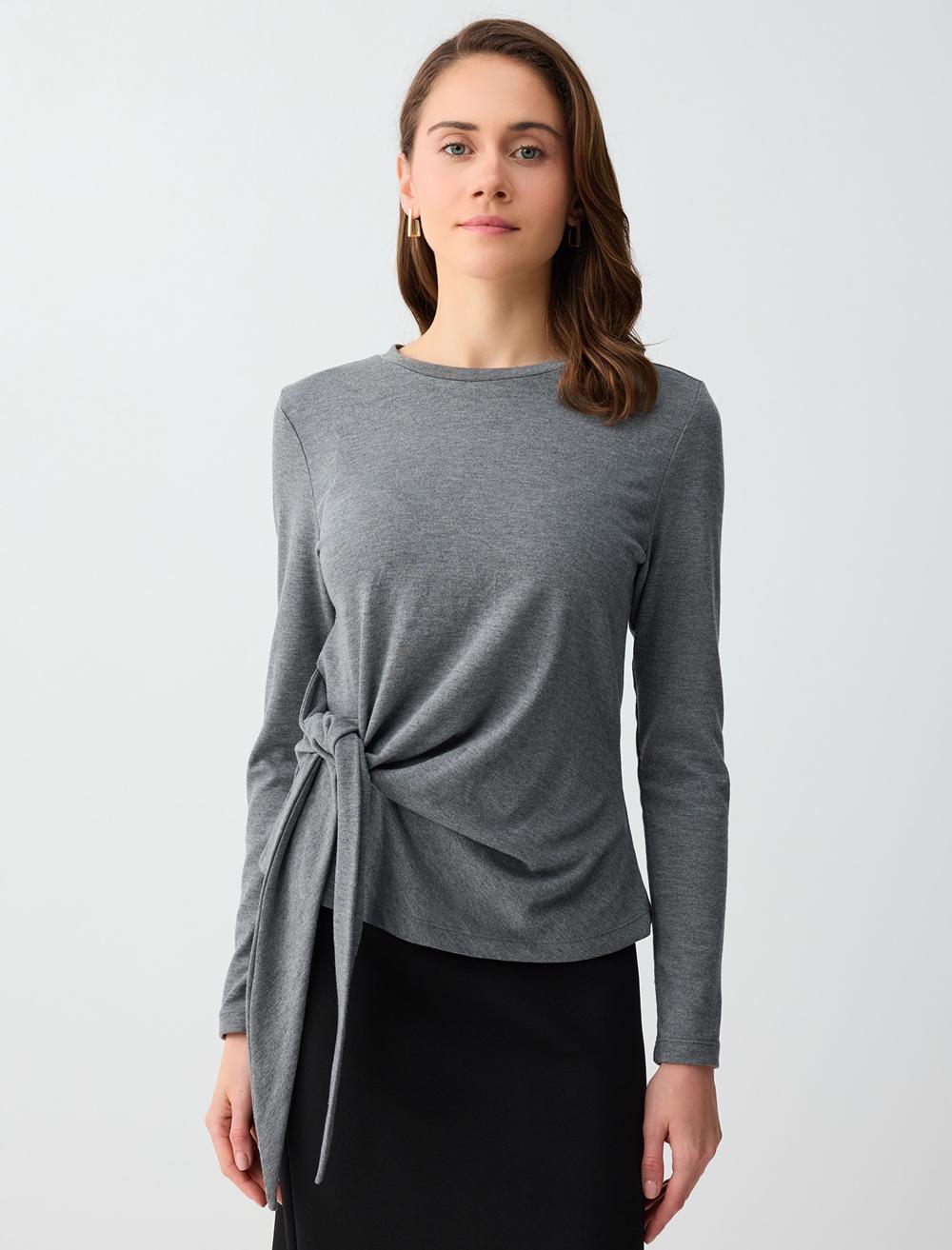 Yuvarlak Yaka Beli Bağcık Detaylı Örme Bluz