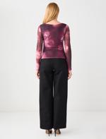 Dar Kesim Dökümlü Yaka Desenli Örme Mesh Bluz	