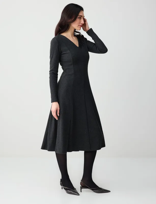 Bayan  V Yaka Yumuşak Dokulu Örme Midi Elbise