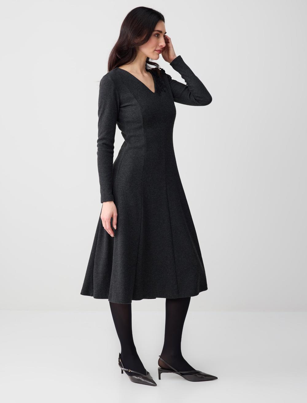 V Yaka Yumuşak Dokulu Örme Midi Elbise