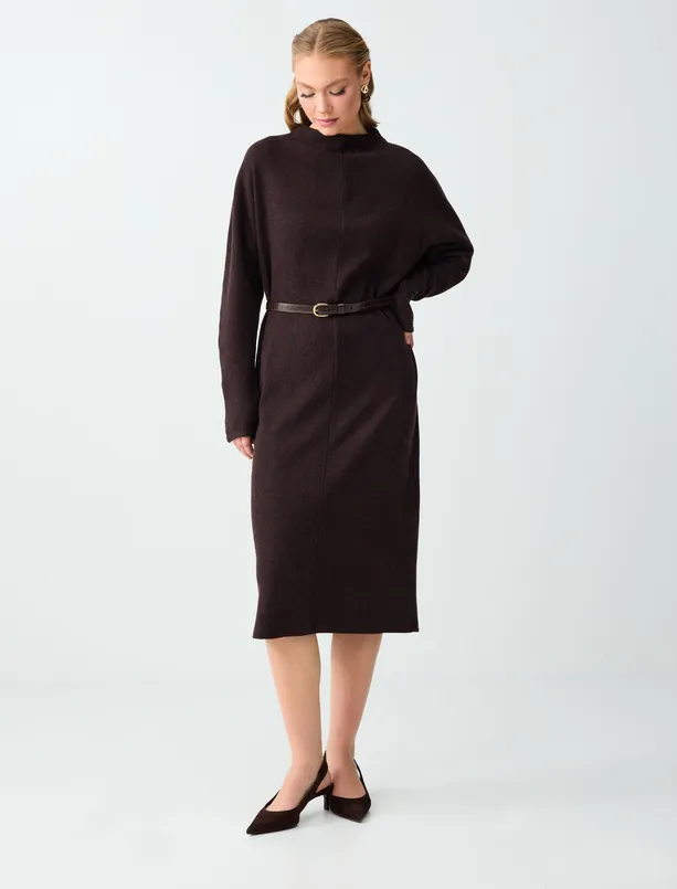 Bayan Kahverengi Dik Yaka Uzun Kollu Yumuşak Dokulu Midi Örme Elbise