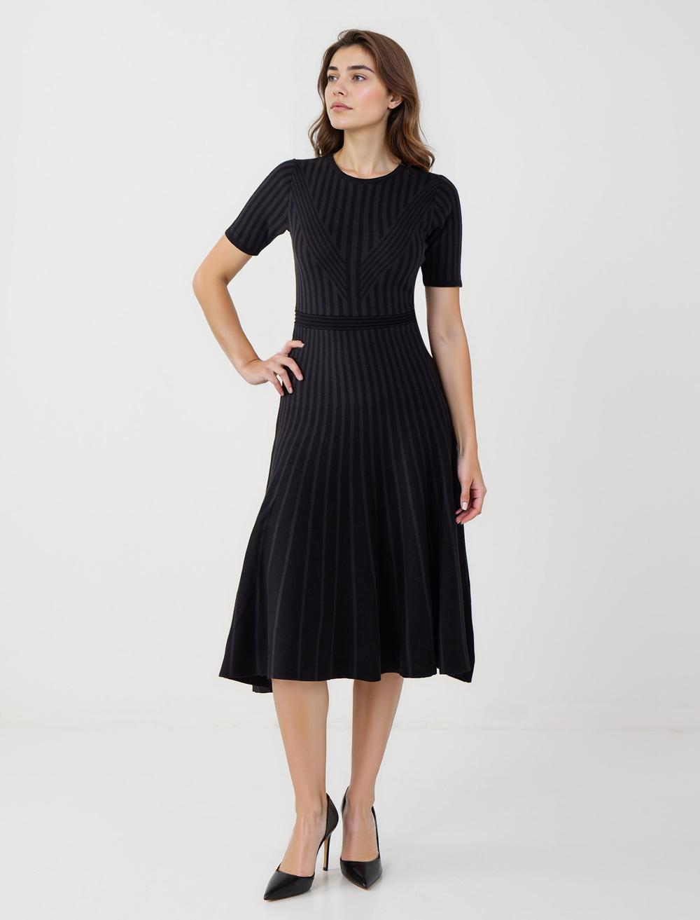 Dar Kesim Bisiklet Yaka Triko Midi Elbise