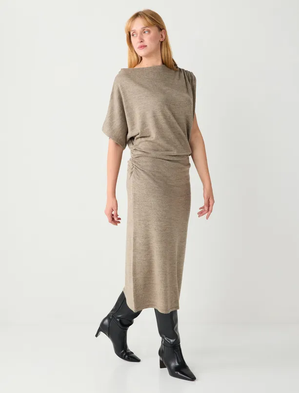 Bayan  Kayık Yaka Büzgülü Düşük Omuz Triko Midi Elbise