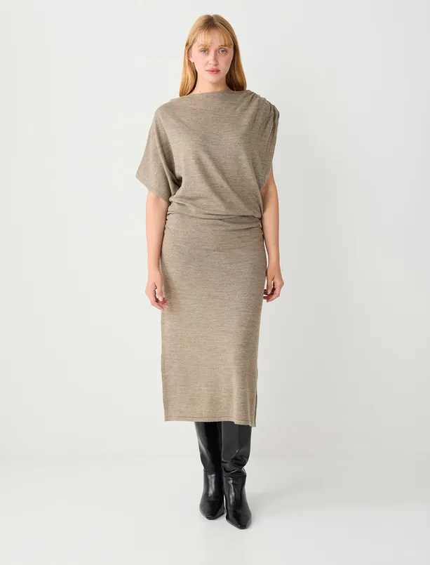 Bayan Bej Melanj Kayık Yaka Büzgülü Düşük Omuz Triko Midi Elbise