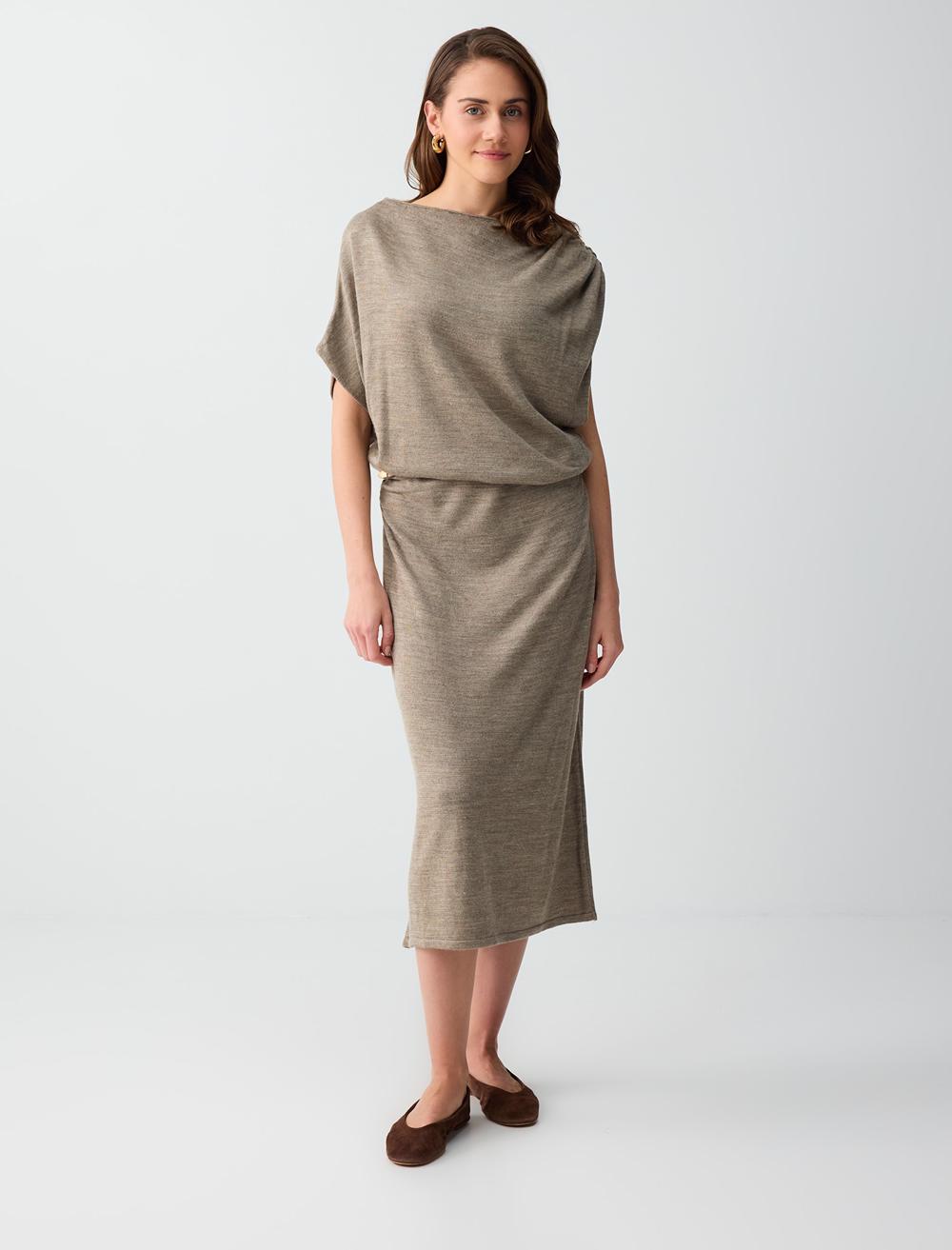 Kayık Yaka Büzgülü Düşük Omuz Triko Midi Elbise