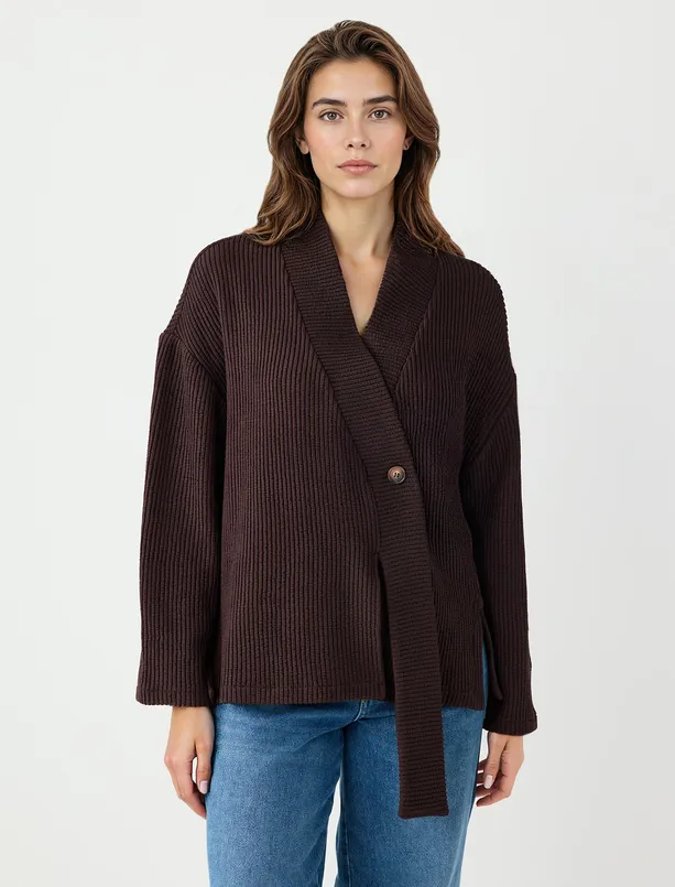 Bayan  V Yaka Uzun Kollu Düğme Detaylı Örme Hırka