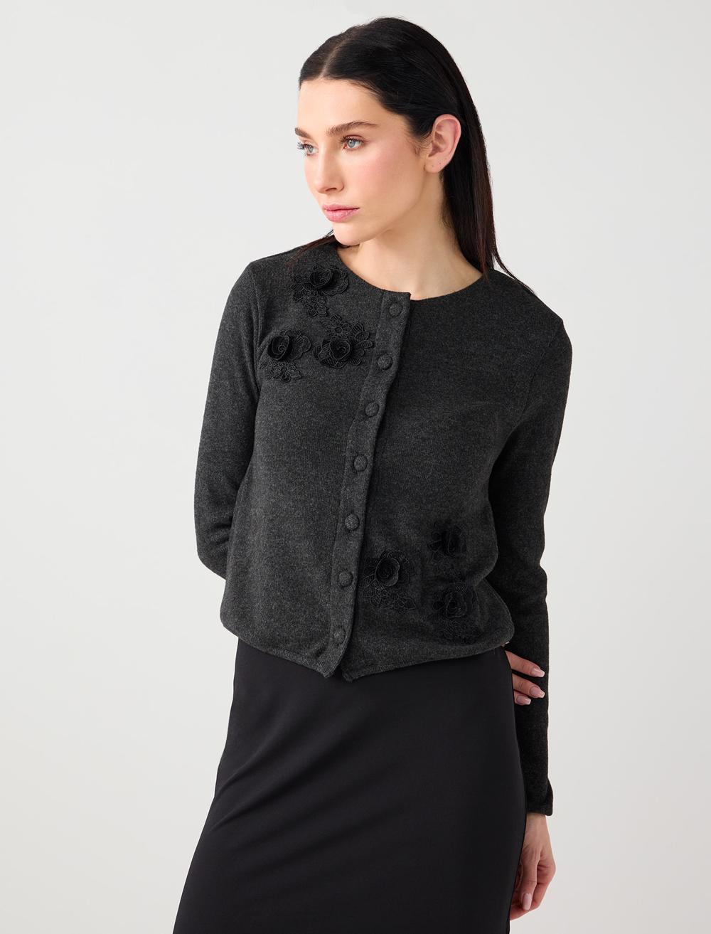 Nakış Detaylı Yumuşak Dokulu Örme Hırka