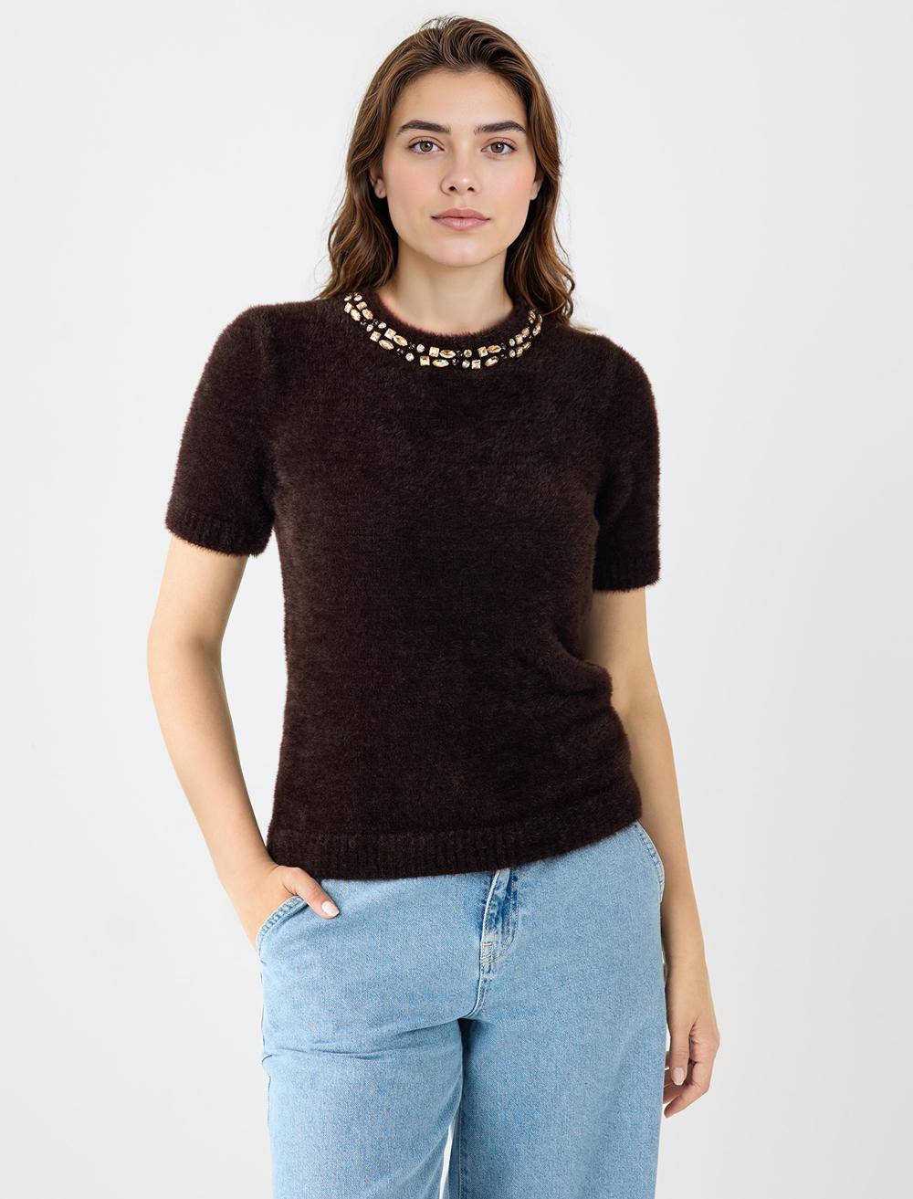 Kısa Kollu İşlemeli Yuvarlak Yaka Triko Kazak