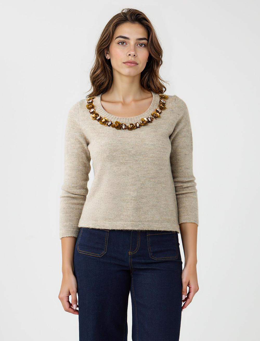 U Yaka Uzun Kollu Yaka İşlemeli Triko Kazak