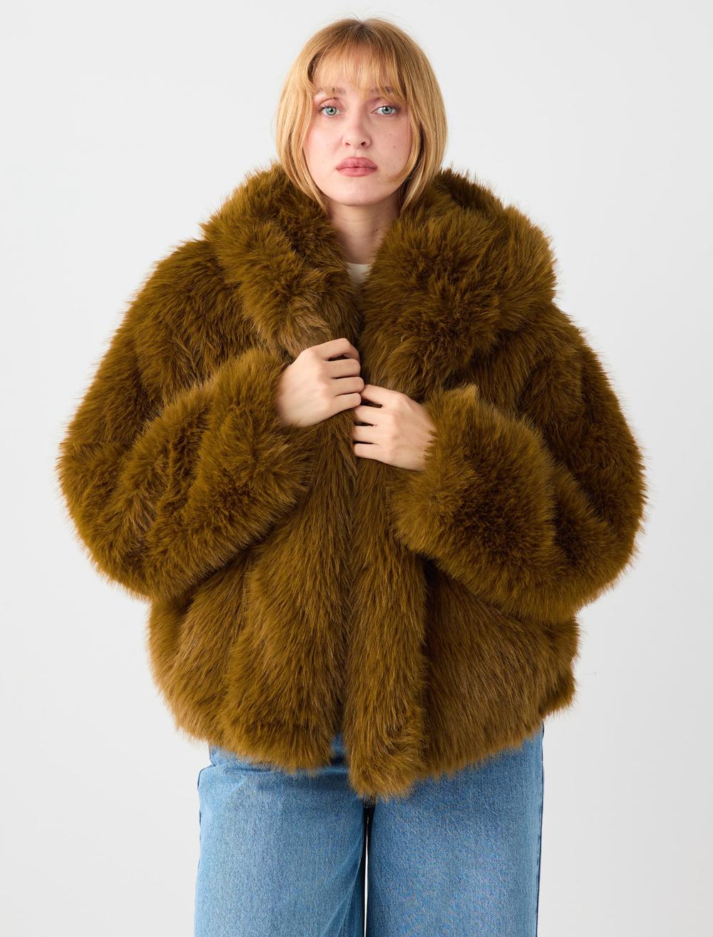 Kapüşon Detaylı Peluş Kürk