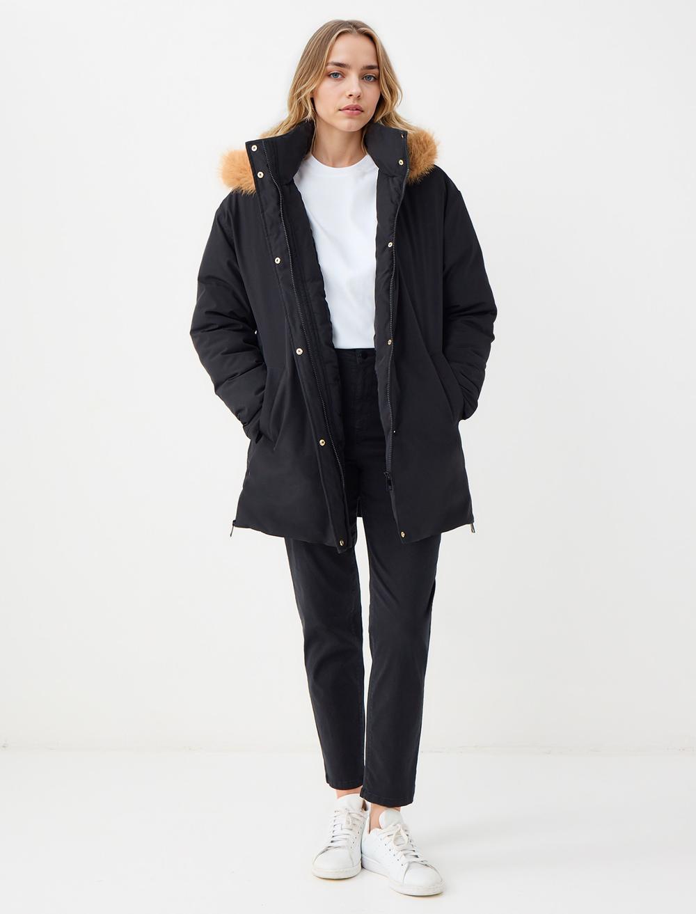 Yandan Cepli Kapüşonu Kürk Detaylı Puf Mont