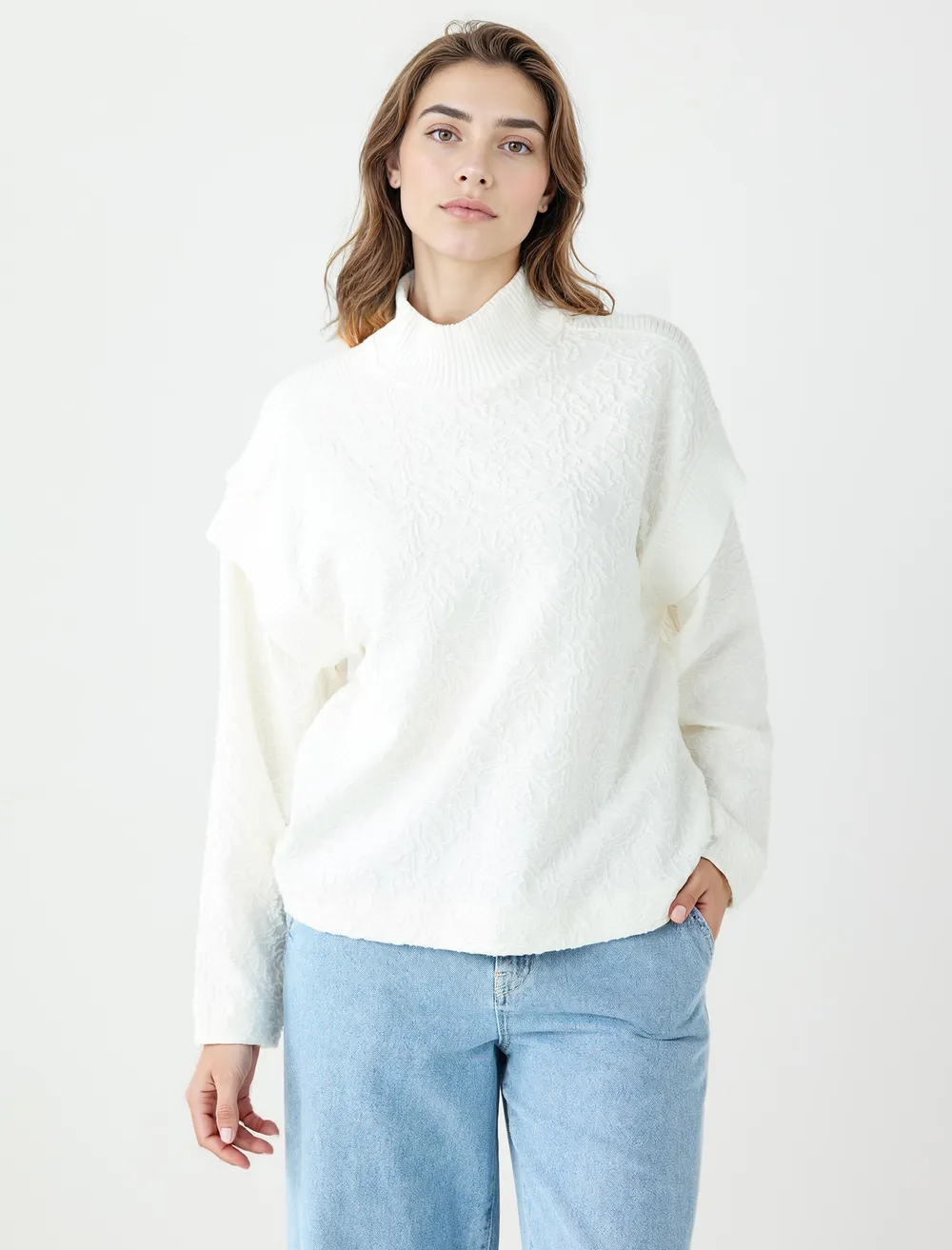 Ekru Dik Yaka Uzun Kollu Desenli Örme Sweatshirt