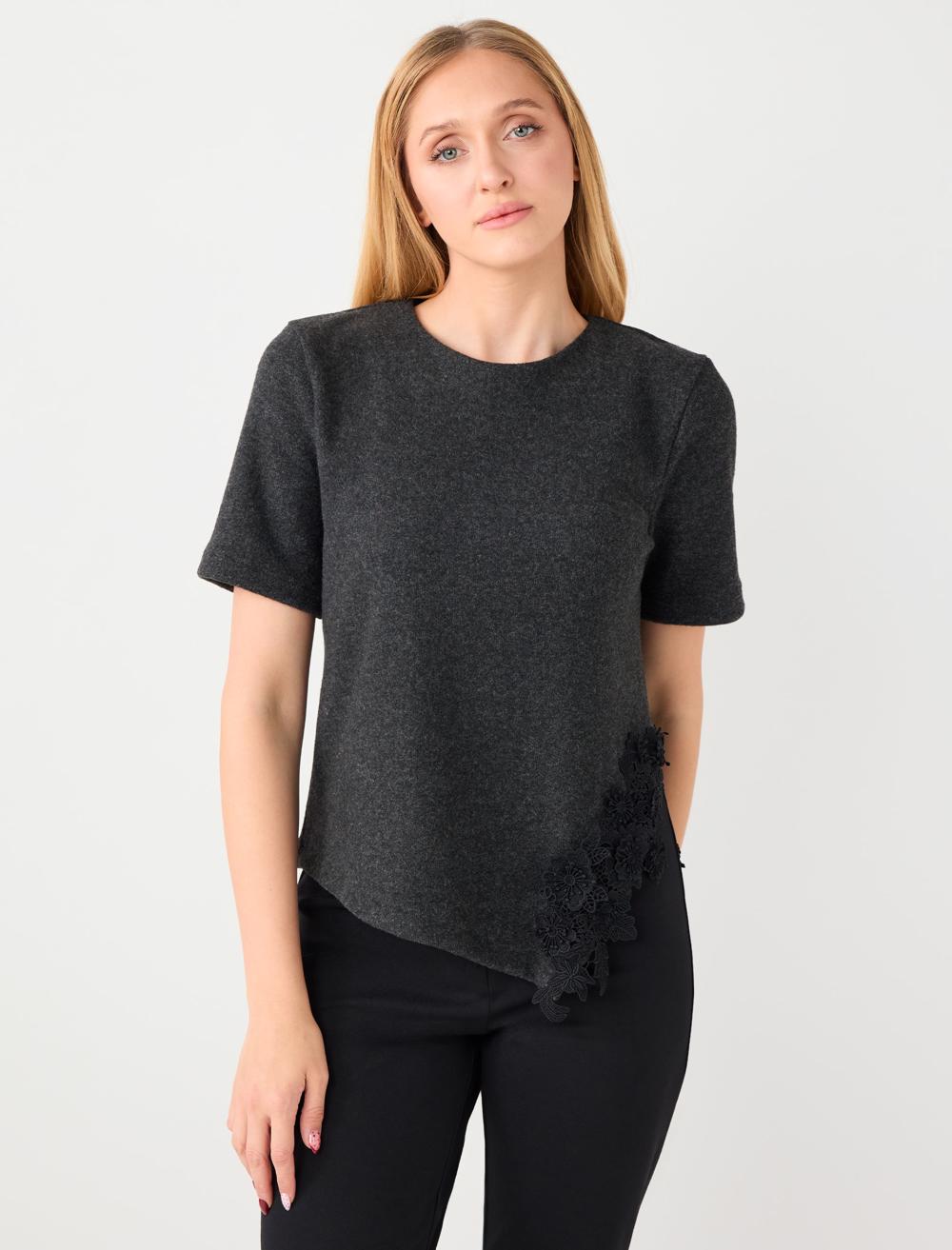 Nakış İşlemeli Yumuşak Dokulu Örme Bluz