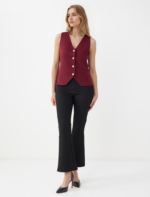 Bordo Dar Kesim Parlak Düğme Detaylı Triko Yelek Kombini