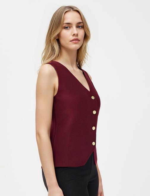 Bordo Dar Kesim Parlak Düğme Detaylı Triko Yelek Kombini