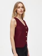 Bordo Dar Kesim Parlak Düğme Detaylı Triko Yelek Kombini