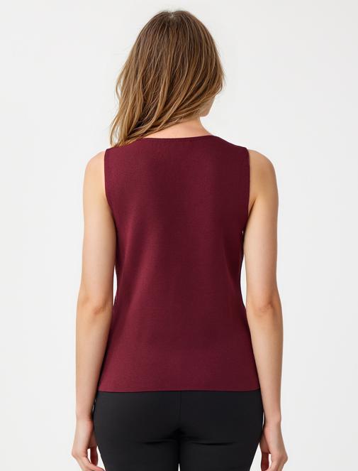 Bordo Dar Kesim Parlak Düğme Detaylı Triko Yelek Kombini