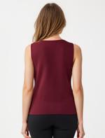 Bordo Dar Kesim Parlak Düğme Detaylı Triko Yelek Kombini