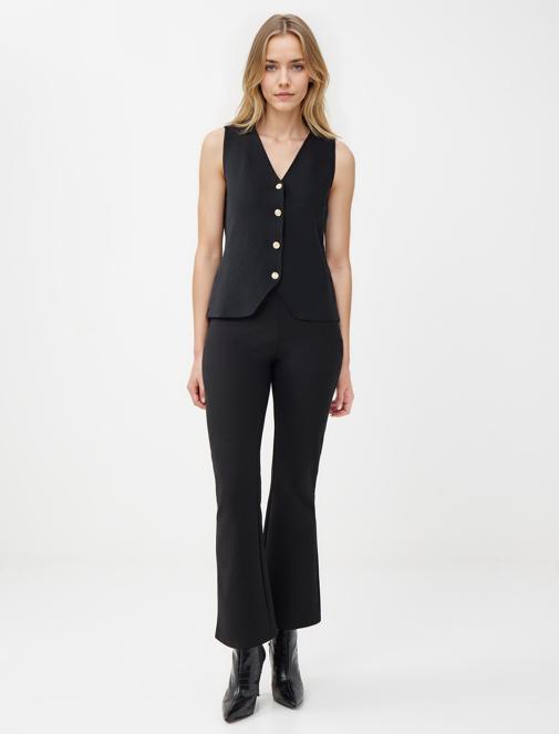 Siyah Dar Kesim Parlak Düğme Detaylı Triko Yelek Kombini	