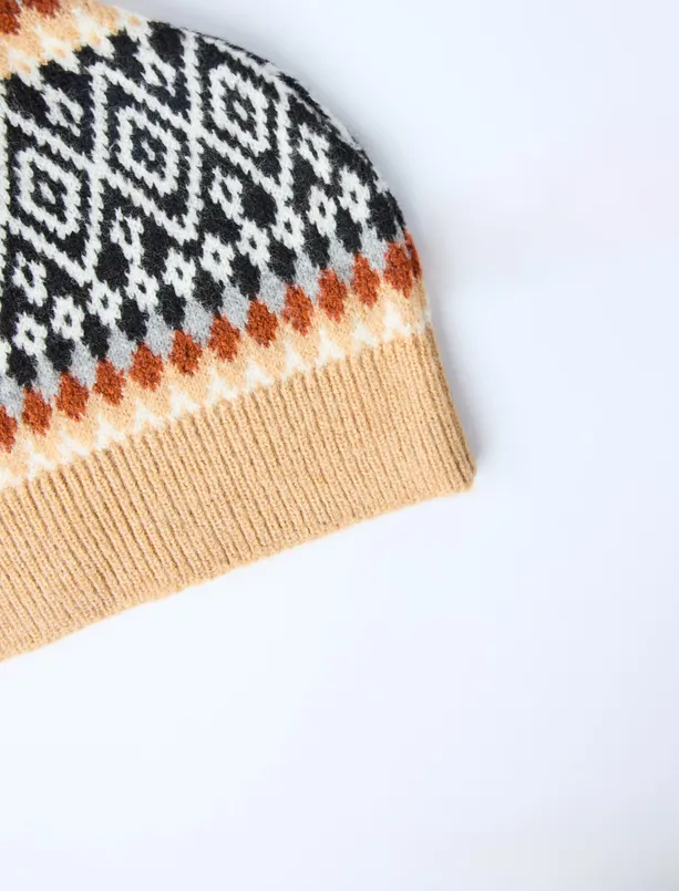 Women Brown Diamond Patterned Pompom Detailed Beanie