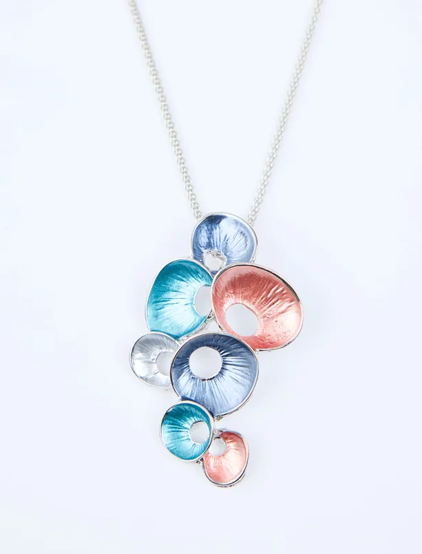 Bayan Mavi Mine Detaylı Çoklu Deniz Kabuğu Figürlü Kolye