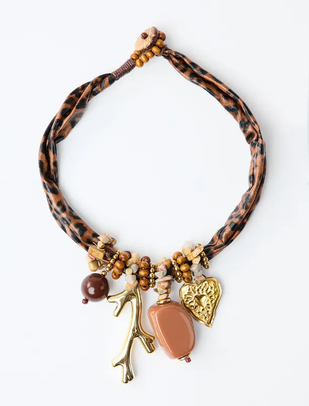 Bayan  Leopar Desenli Çoklu Charm Detaylı Kolye