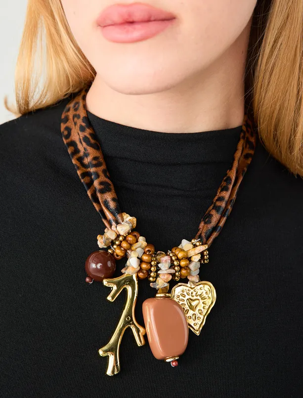 Bayan  Leopar Desenli Çoklu Charm Detaylı Kolye
