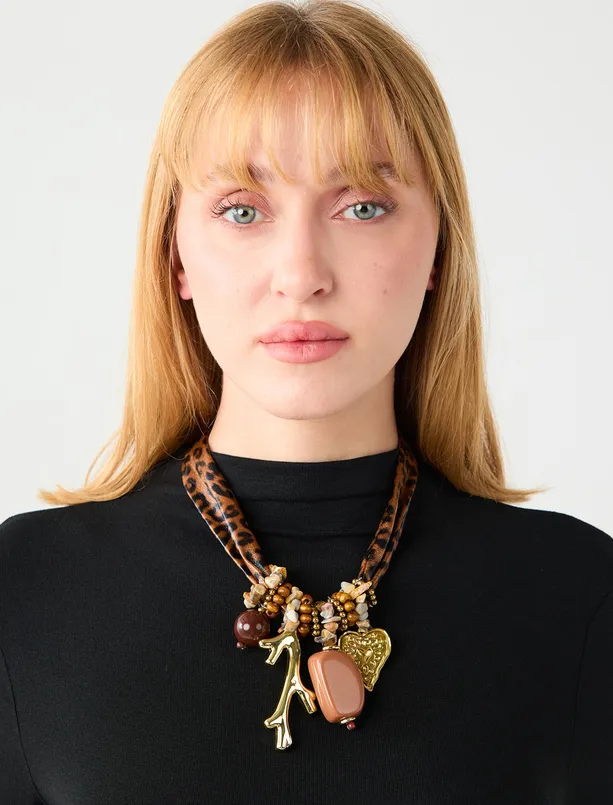 Bayan Kahverengi Leopar Desenli Çoklu Charm Detaylı Kolye