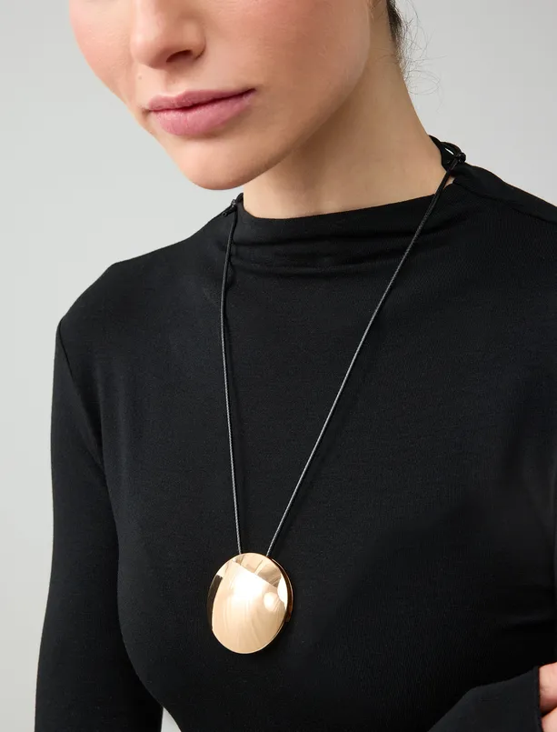 Bayan  Büyük Oval Figürlü İpli Kolye