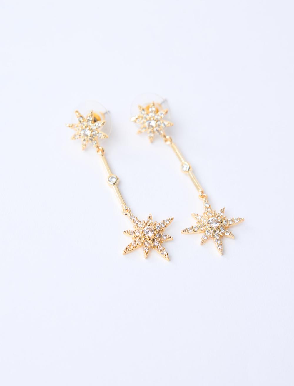 Parlak Taş Detaylı Yıldız Figürlü Sallanan Küpe