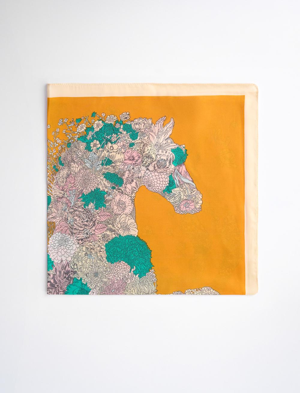 At Figürlü Çiçek Detaylı Eşarp