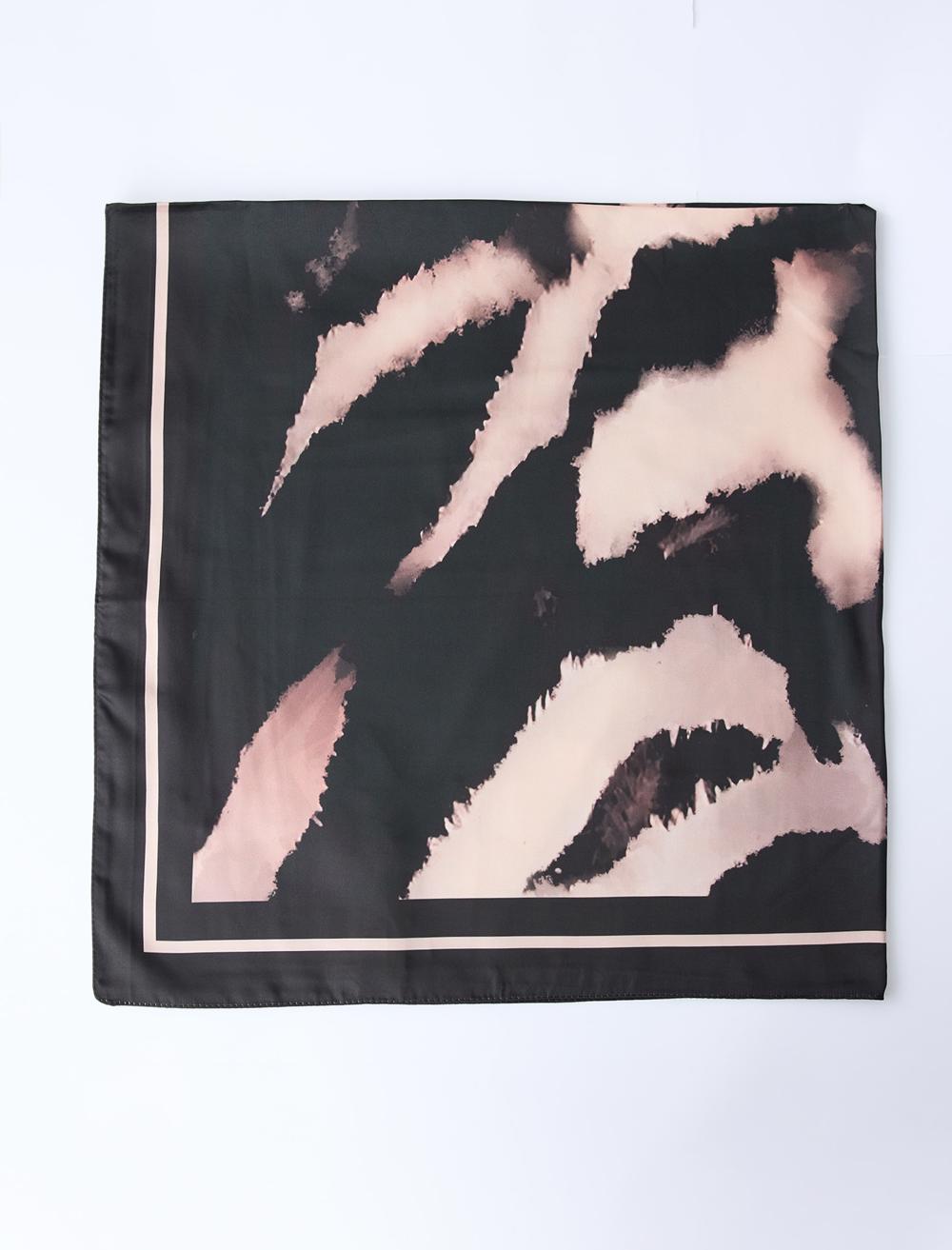 Leopar Desenli Çizgi Detaylı Eşarp