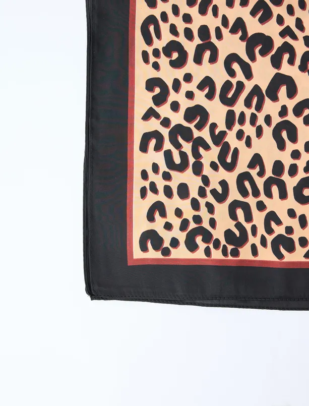 Bayan Siyah Çizgi Detaylı Leopar Desenli Eşarp