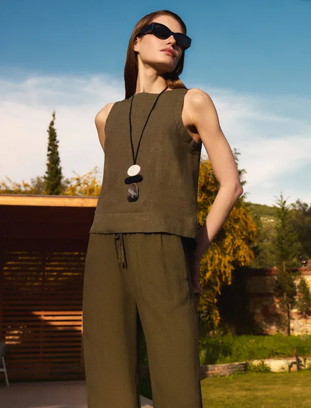 Women  100% Linen Round Neck Sleeveless Woven Blouse